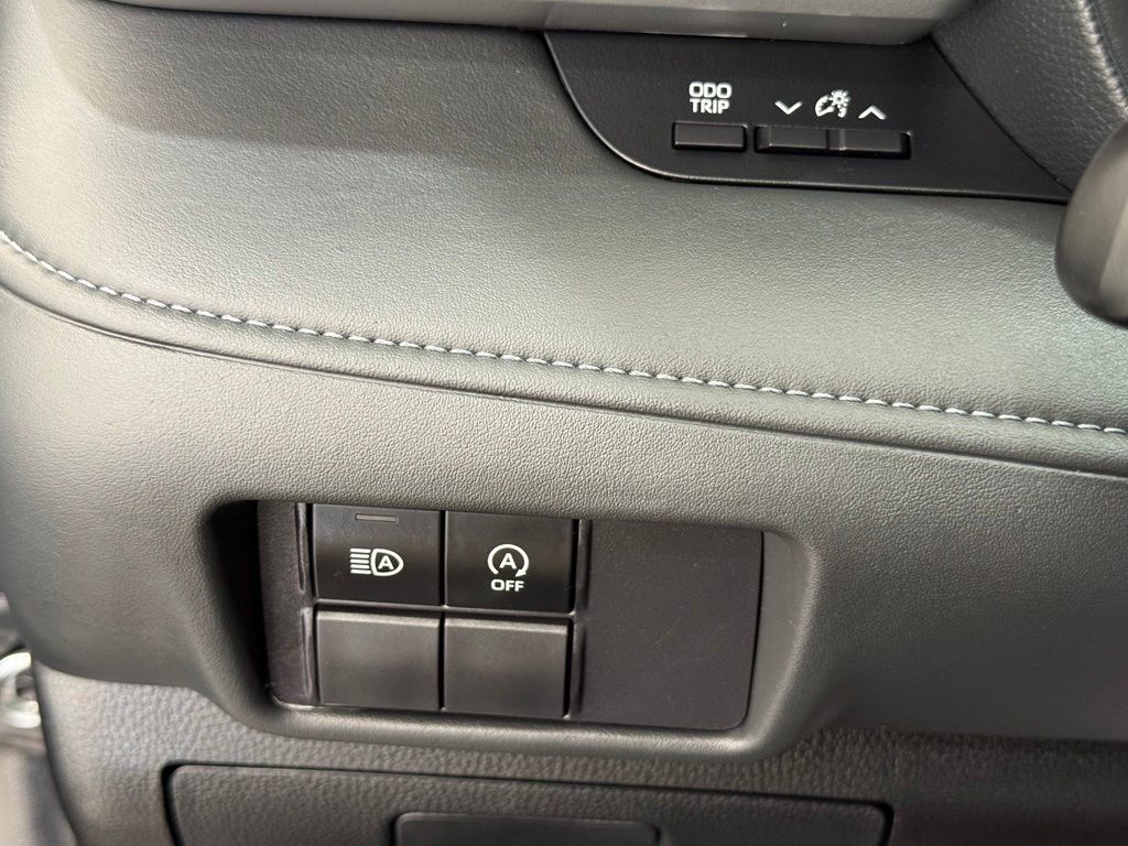 Used 2024 Toyota Highlander LE AWD/4WD image 36