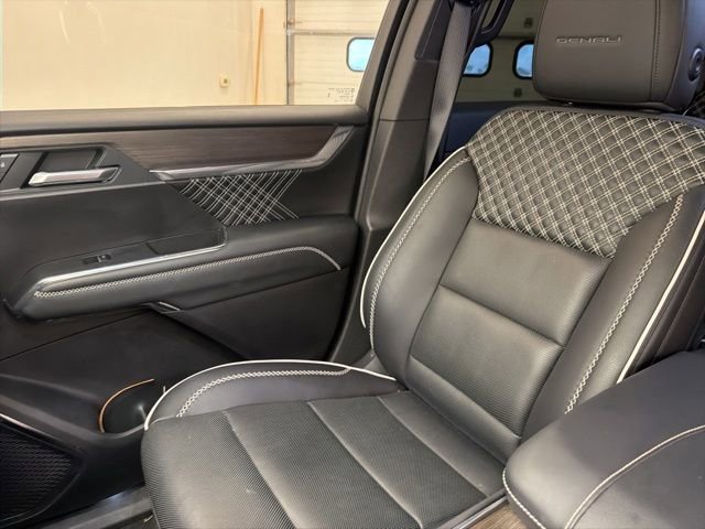 Used 2025 GMC Acadia Denali FWD image 17