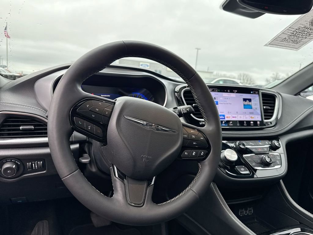 Used 2025 Chrysler Pacifica Limited image 11