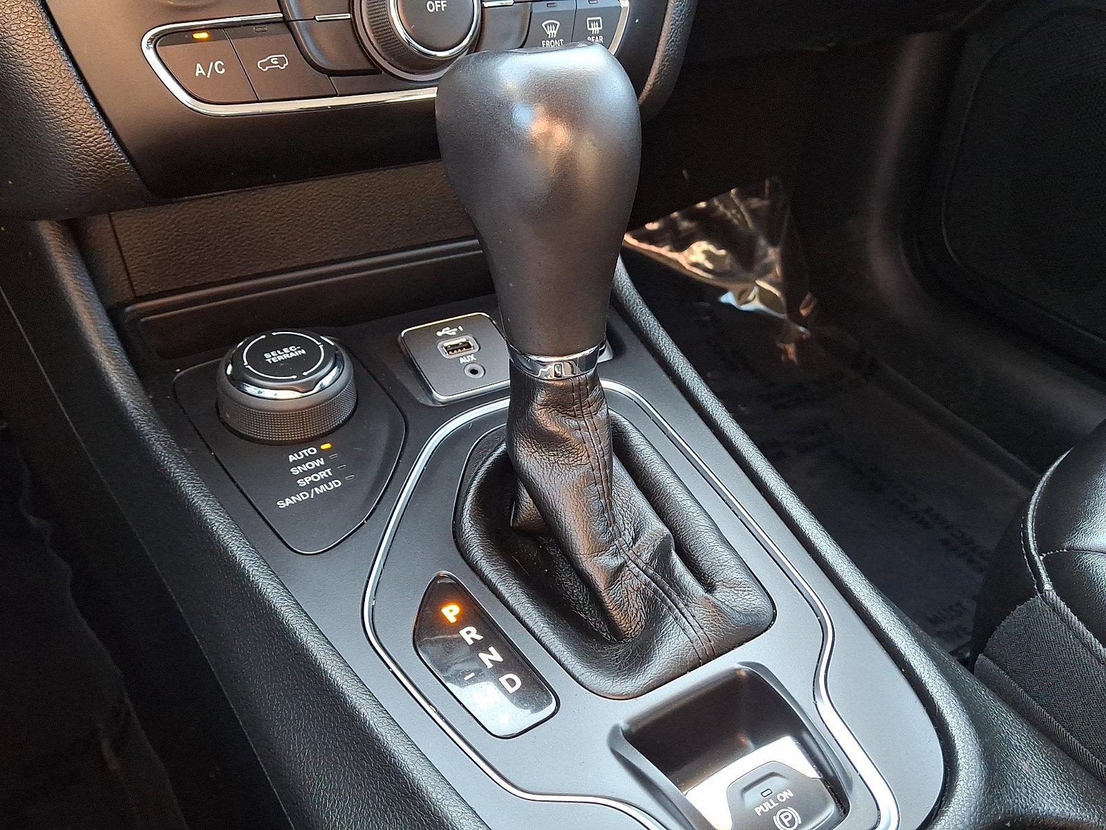 Used 2019 Jeep Cherokee Latitude Plus w/ Cold Weather Group AWD/4WD image 15