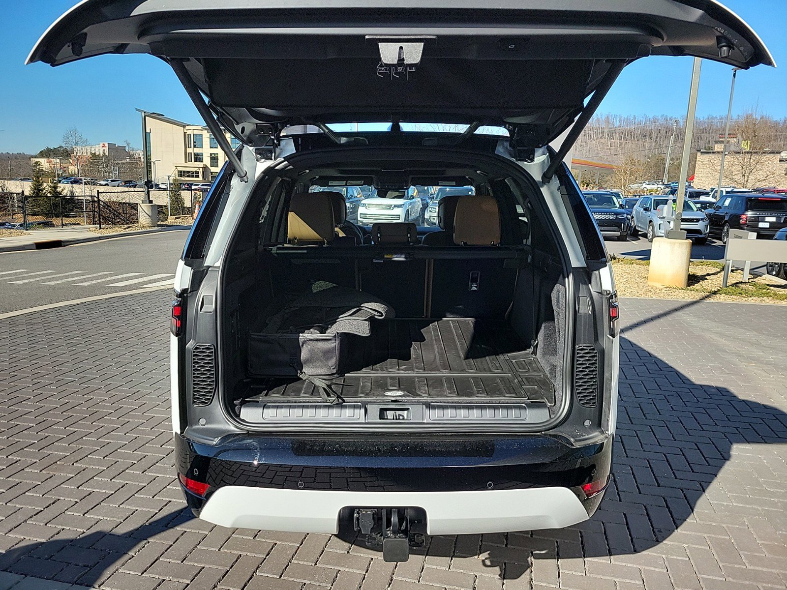 Certified 2025 Land Rover Discovery Dynamic SE AWD/4WD image 7