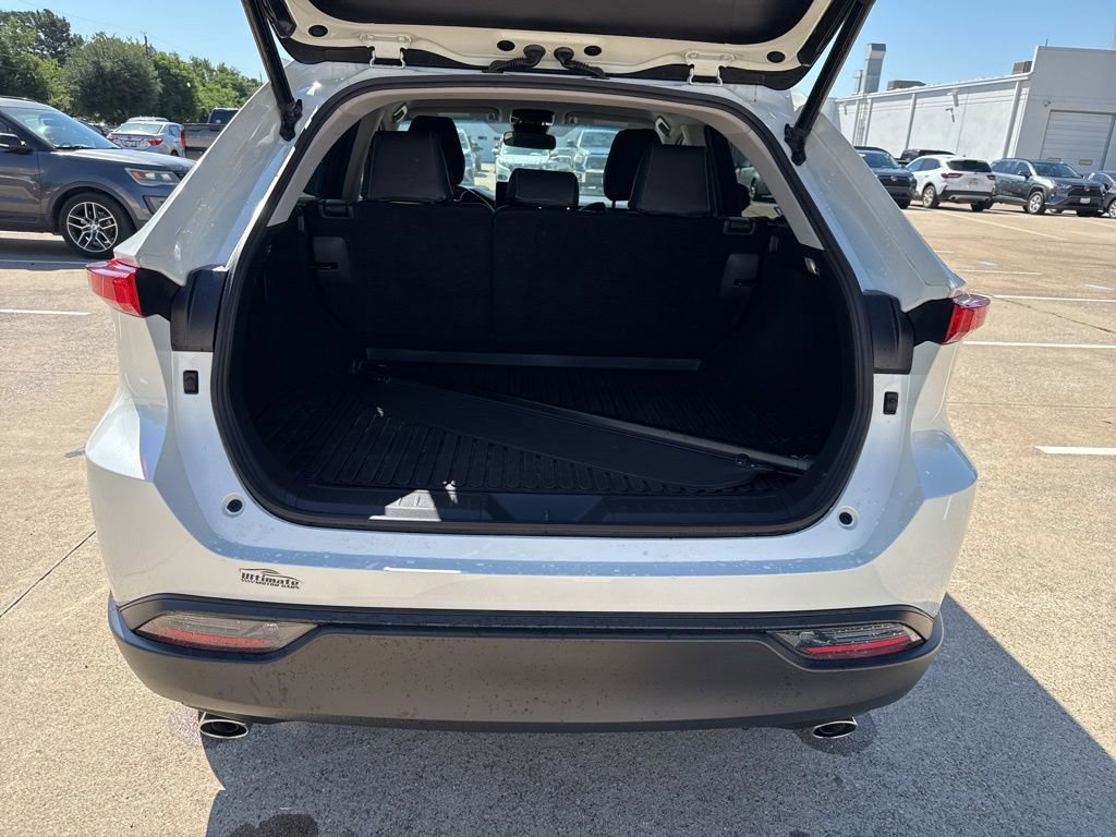 Certified 2022 Toyota Venza LE AWD/4WD image 11
