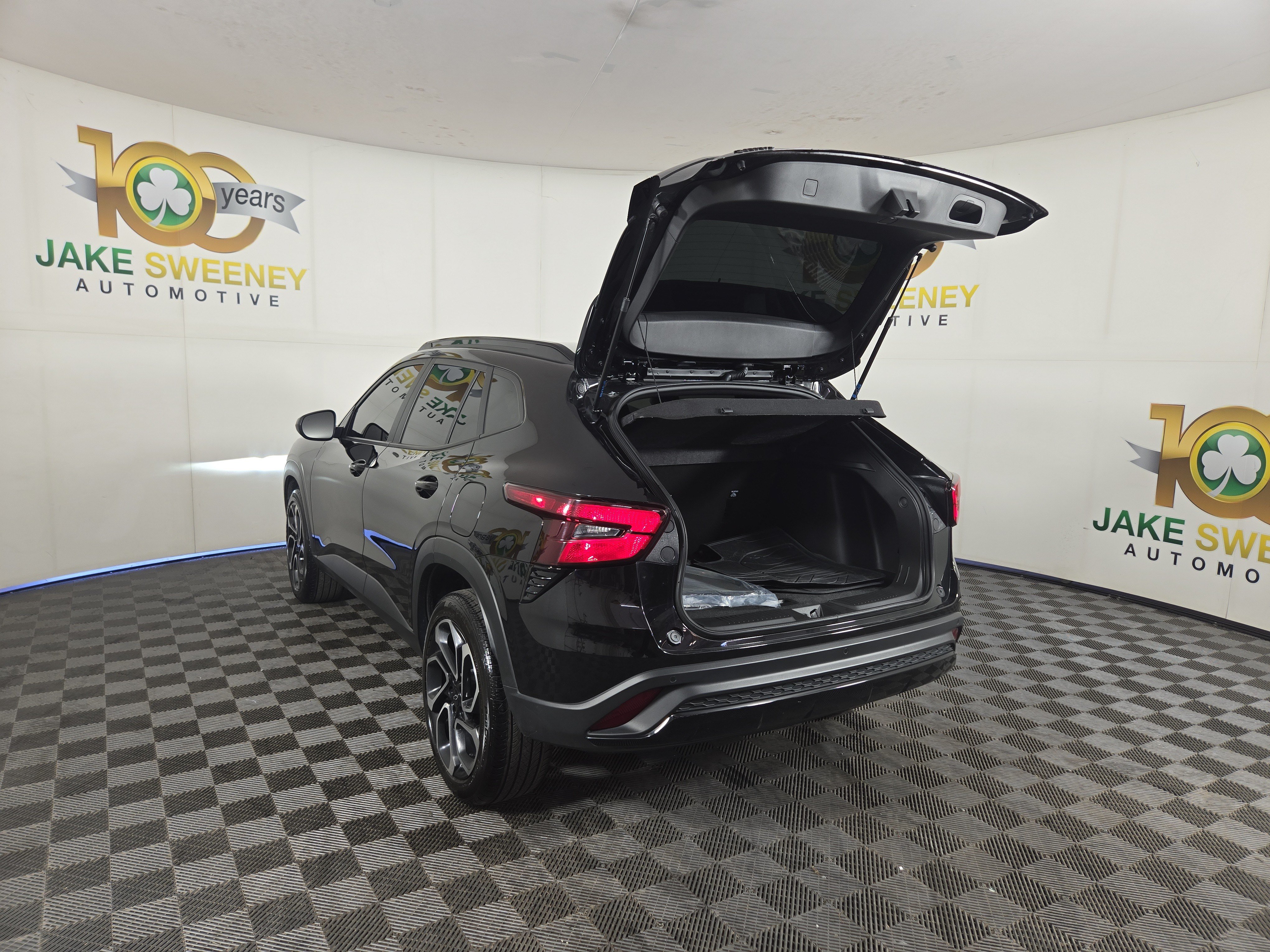 Used 2025 Chevrolet Trax RS w/ Sunroof Package FWD image 32