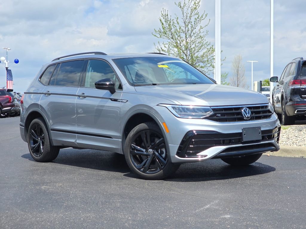 Used 2024 Volkswagen Tiguan SE R-Line AWD/4WD image 2