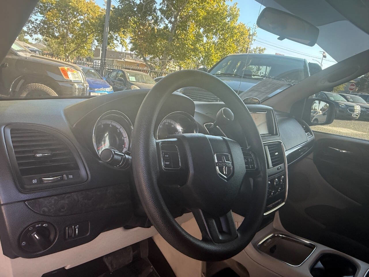 Used 2014 Dodge Grand Caravan SXT FWD image 23