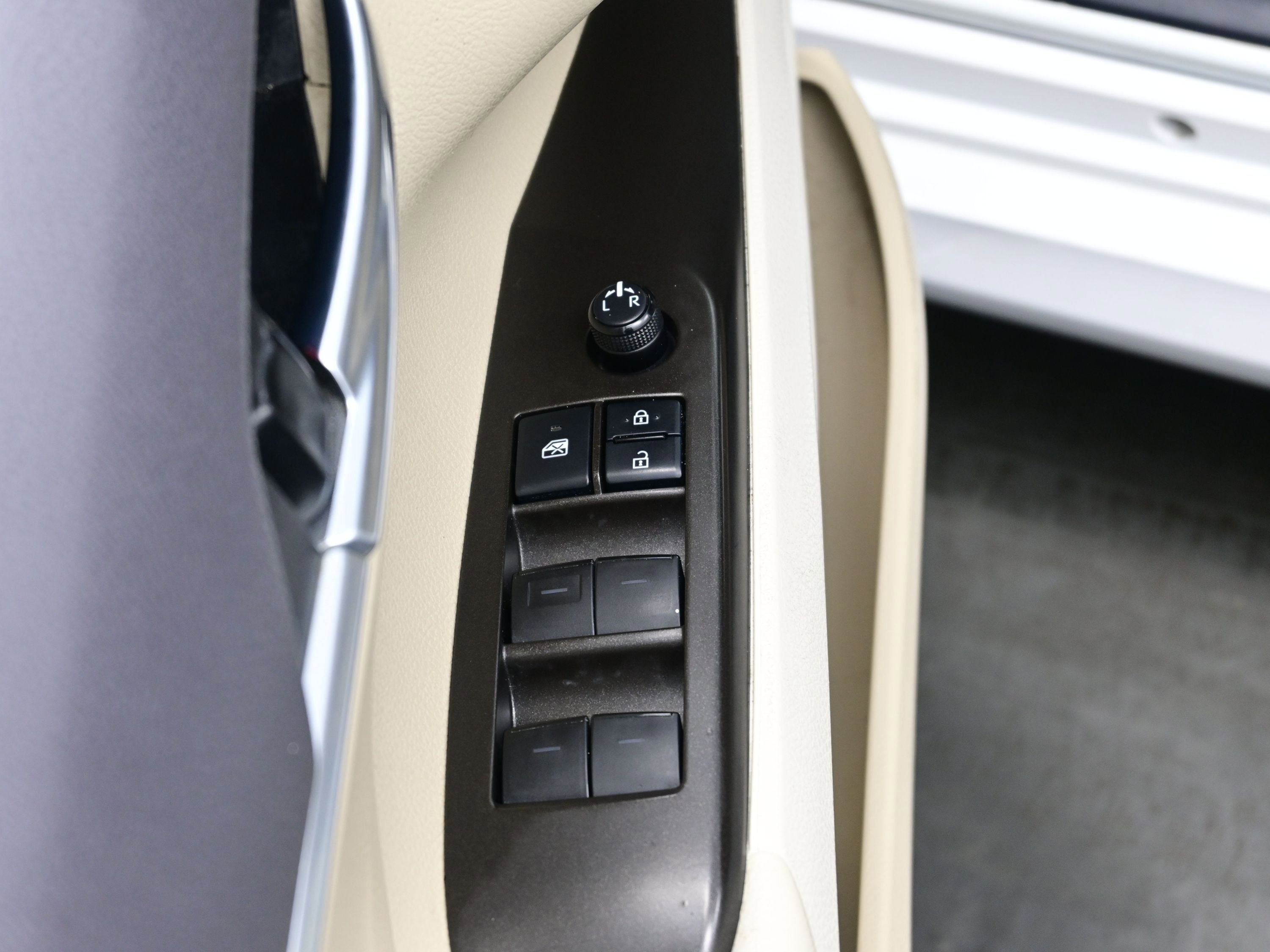 Used 2022 Toyota Camry LE image 10