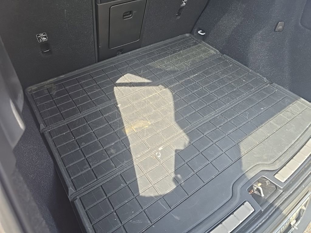 Used 2023 Volvo XC40 B5 Plus w/ Driver Assist Package image 9