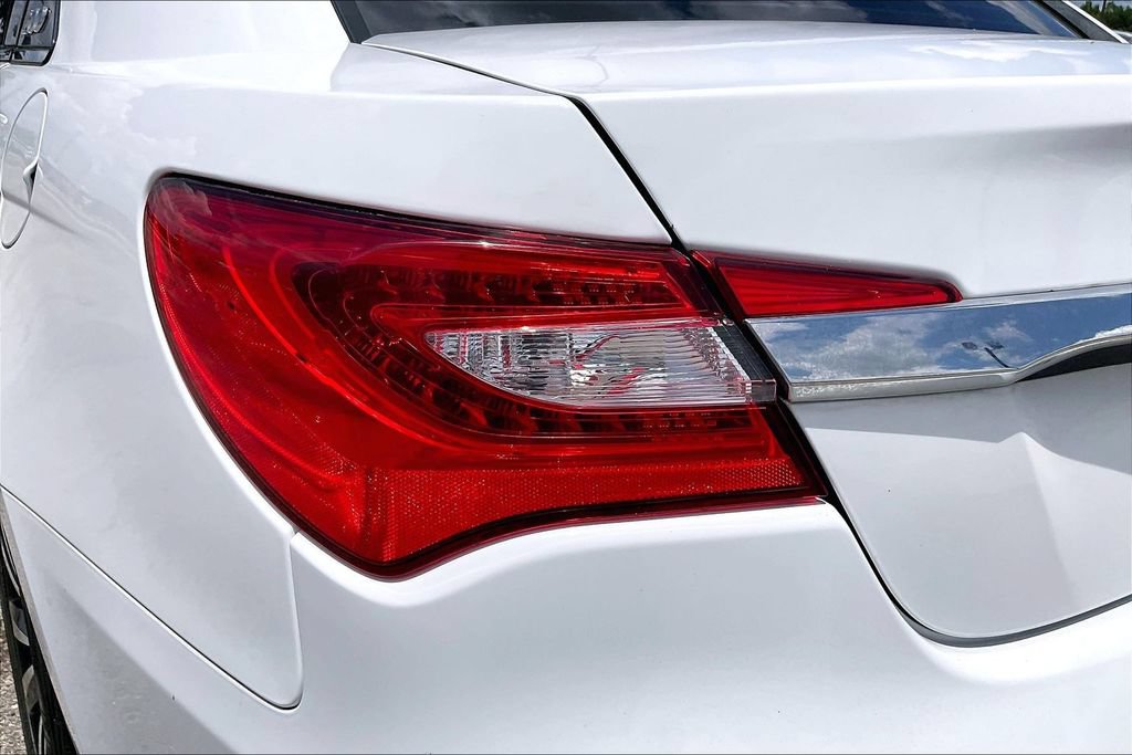 Used 2013 Chrysler 200 Touring w/ S Exterior Appearance Pkg FWD image 19