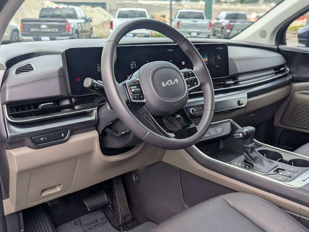 Certified 2025 Kia Carnival FWD image 11