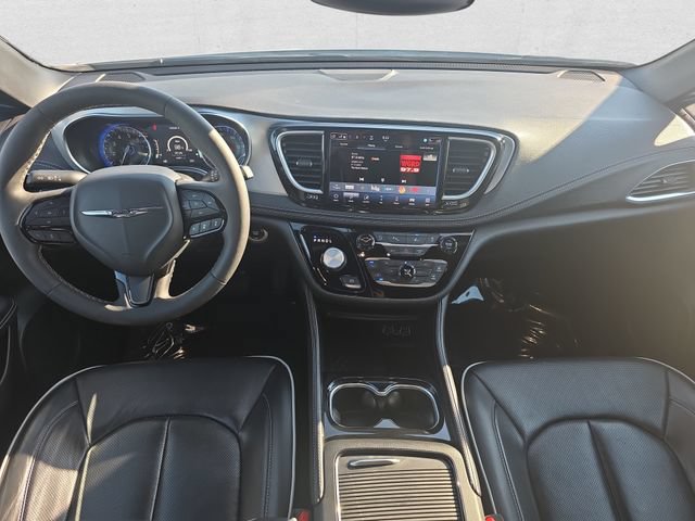 Used 2025 Chrysler Pacifica Limited FWD image 9
