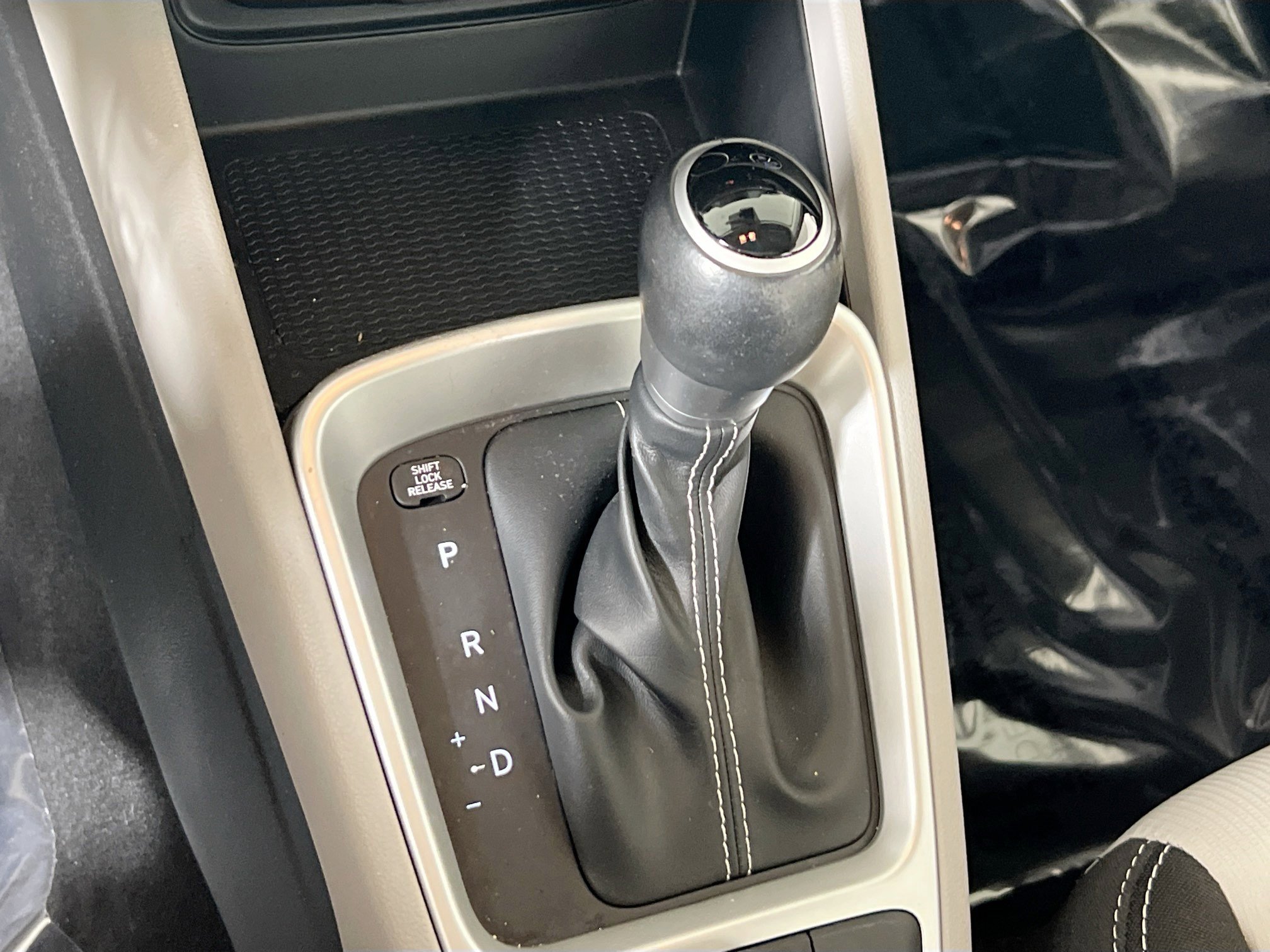 Used 2023 Hyundai Venue SEL image 16