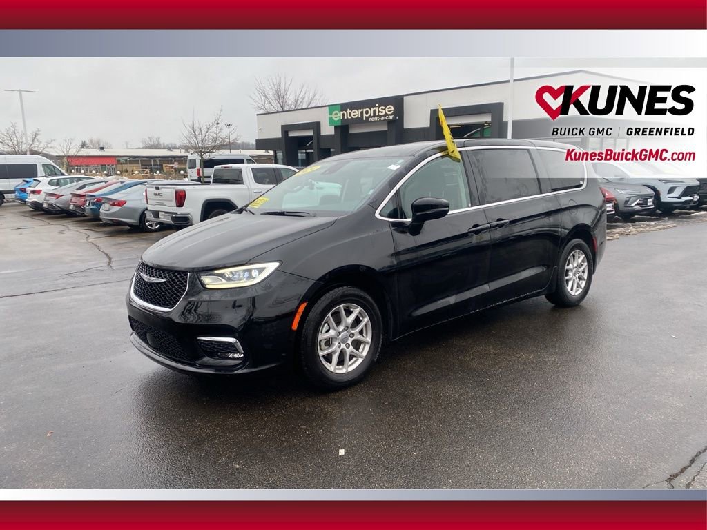 Used 2024 Chrysler Pacifica Touring-L image 9