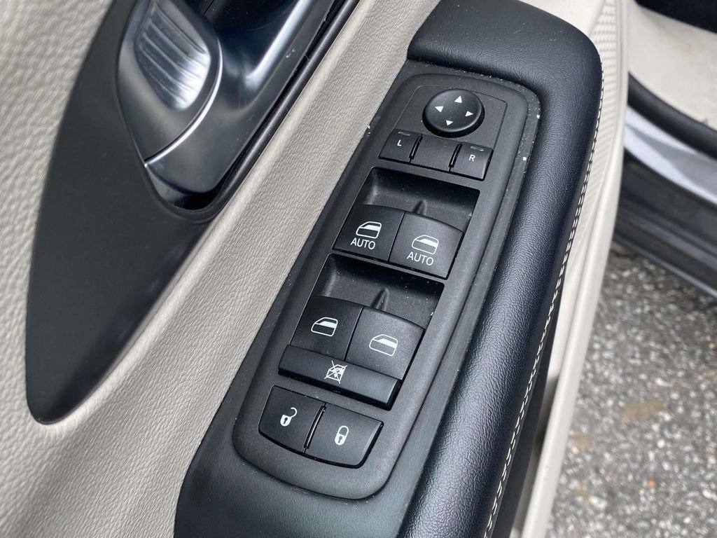 Used 2023 Chrysler Pacifica Touring-L image 16