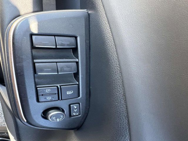 Certified 2023 Toyota Crown Limited image 8