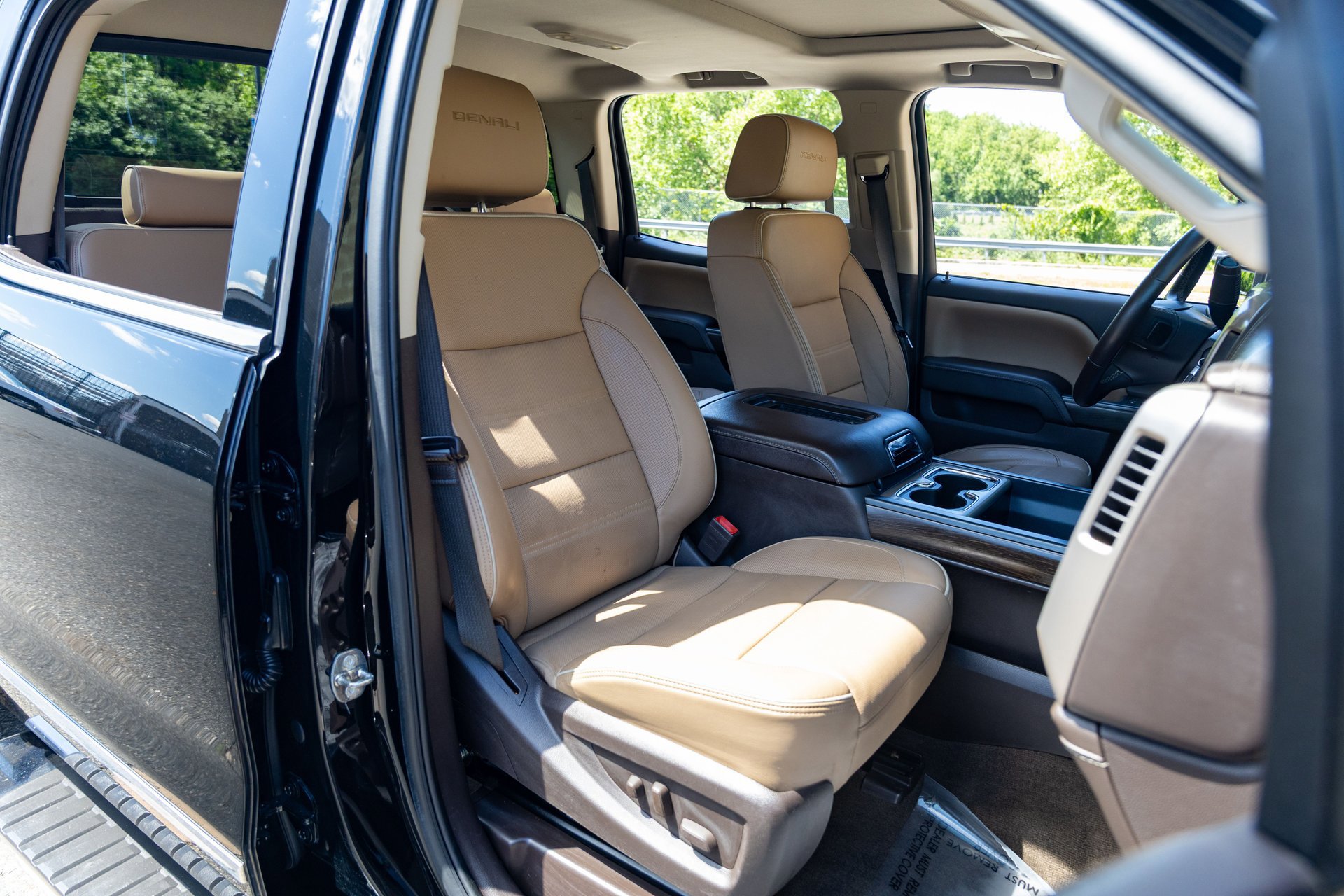 Used 2017 GMC Sierra 2500 Denali w/ Duramax Plus Package AWD/4WD image 31