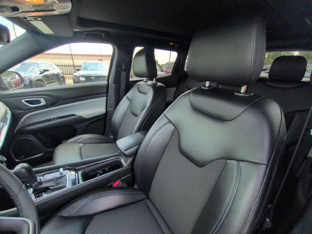 Used 2025 Jeep Compass Latitude w/ Sun & Sound Group AWD/4WD image 24