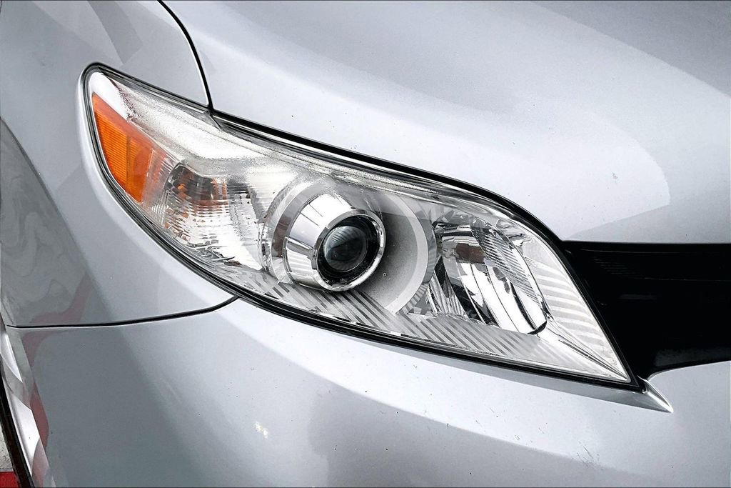 Used 2019 Toyota Sienna L image 30