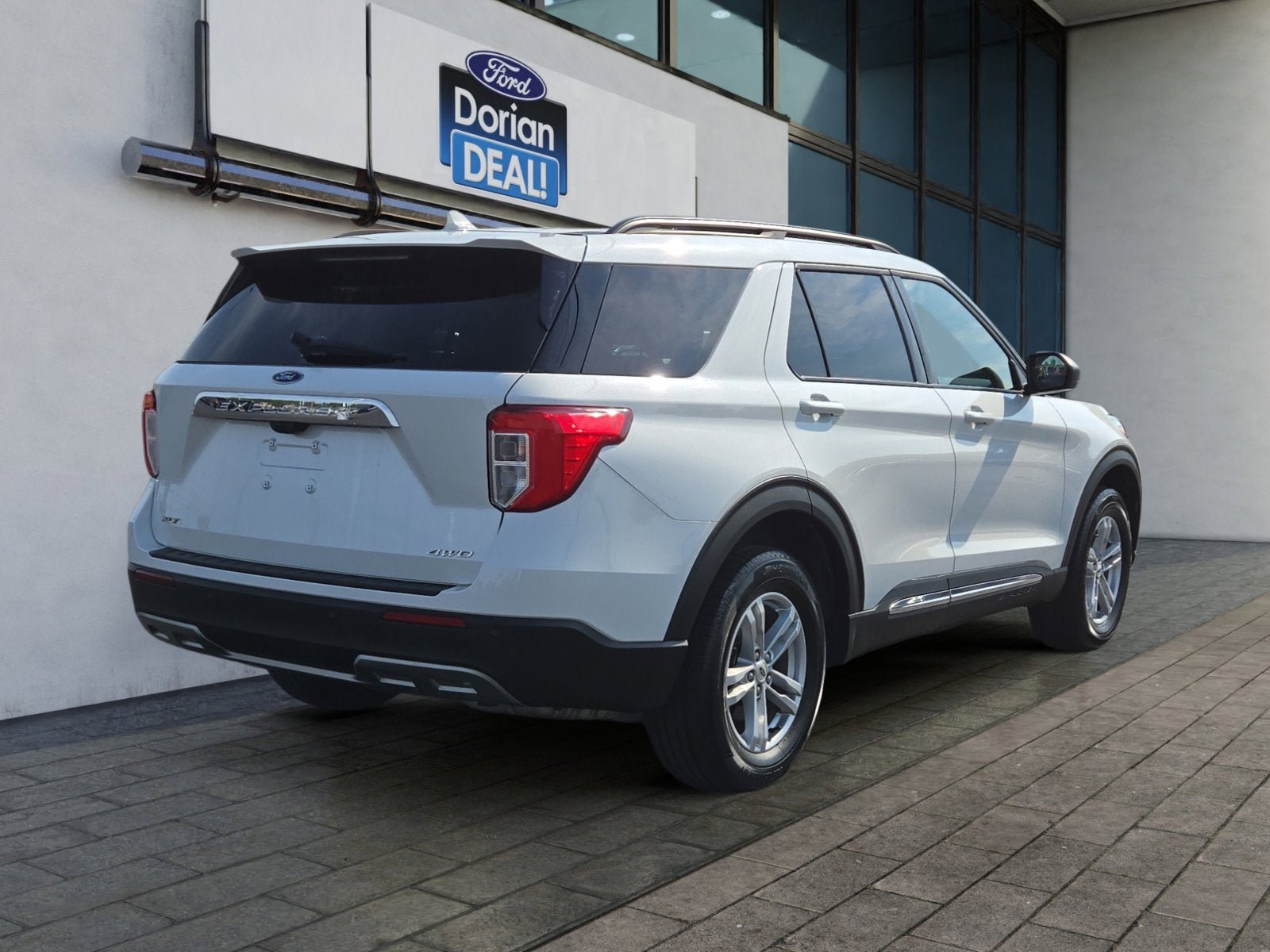Certified 2022 Ford Explorer XLT w/ Equipment Group 202A AWD/4WD image 3