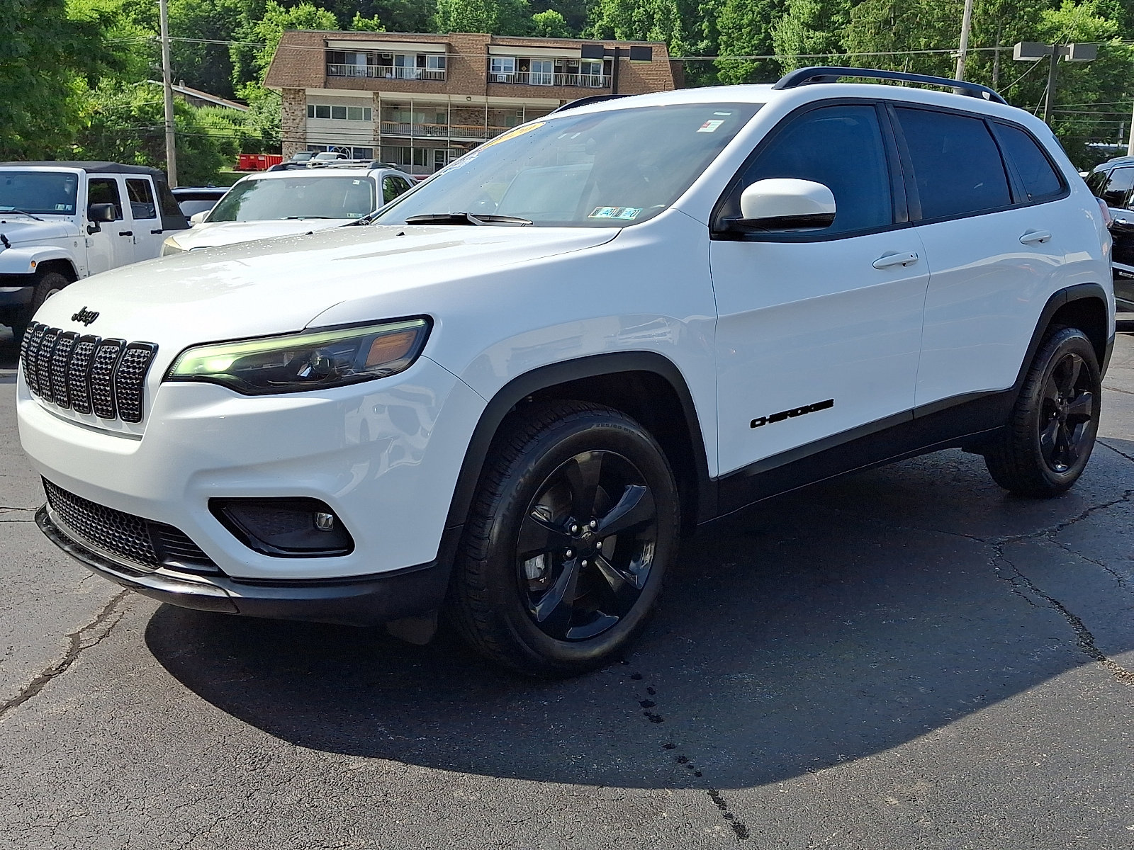 Certified 2020 Jeep Cherokee Latitude Plus AWD/4WD image 3