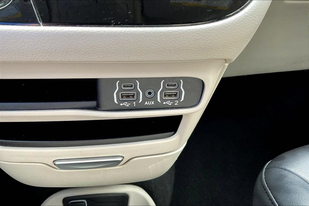 Used 2024 Chrysler Pacifica Touring-L FWD image 19