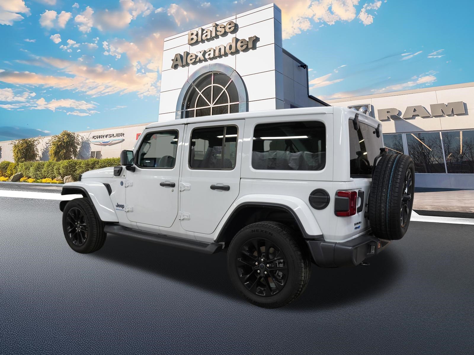 Used 2025 Jeep Wrangler Sahara AWD/4WD image 9