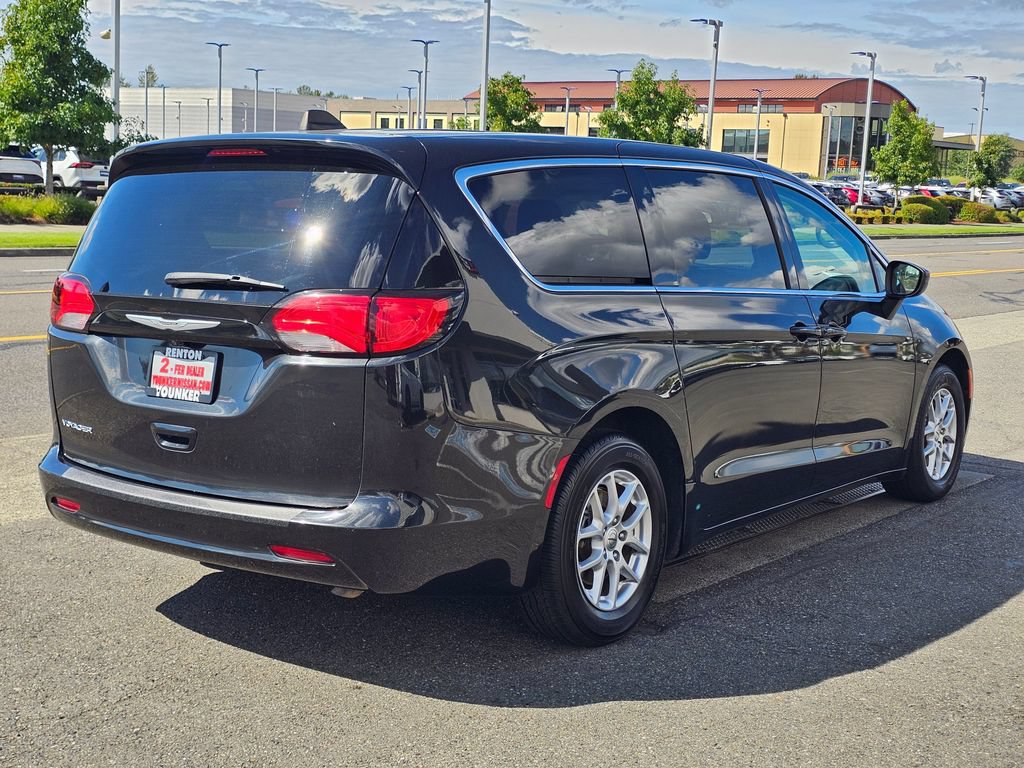 Used 2022 Chrysler Voyager LX FWD image 5