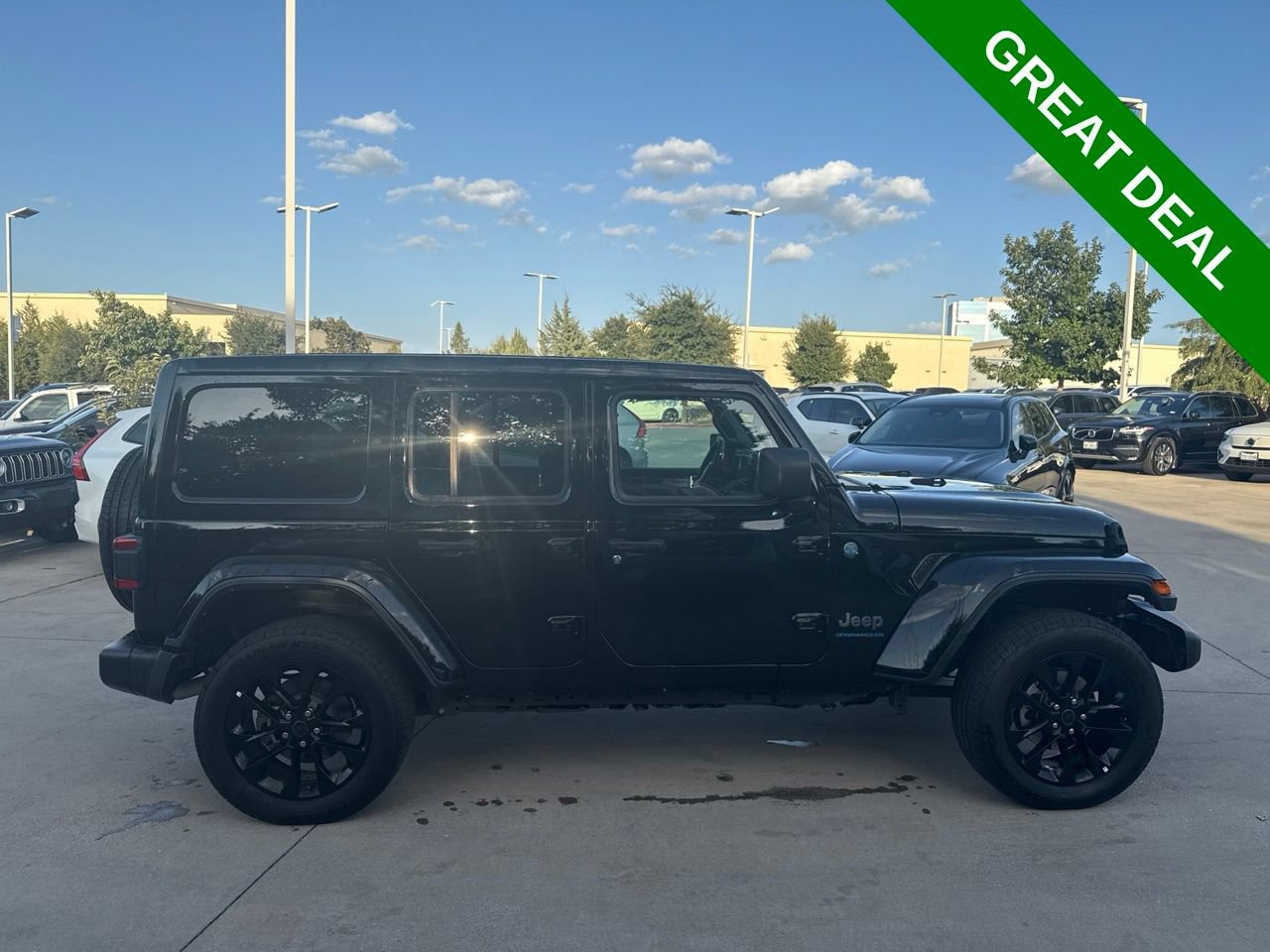 Used 2025 Jeep Wrangler Unlimited Sahara w/ Safety Group AWD/4WD image 4