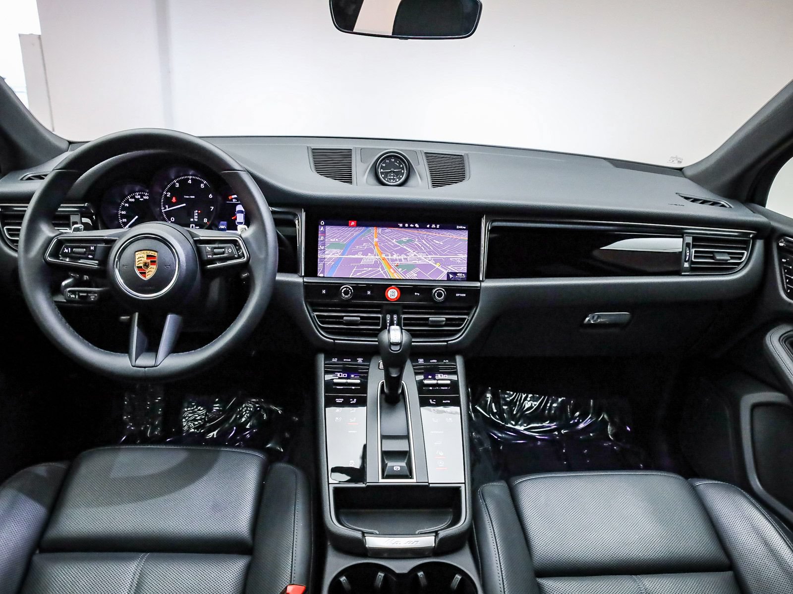 Certified 2025 Porsche Macan AWD/4WD image 16