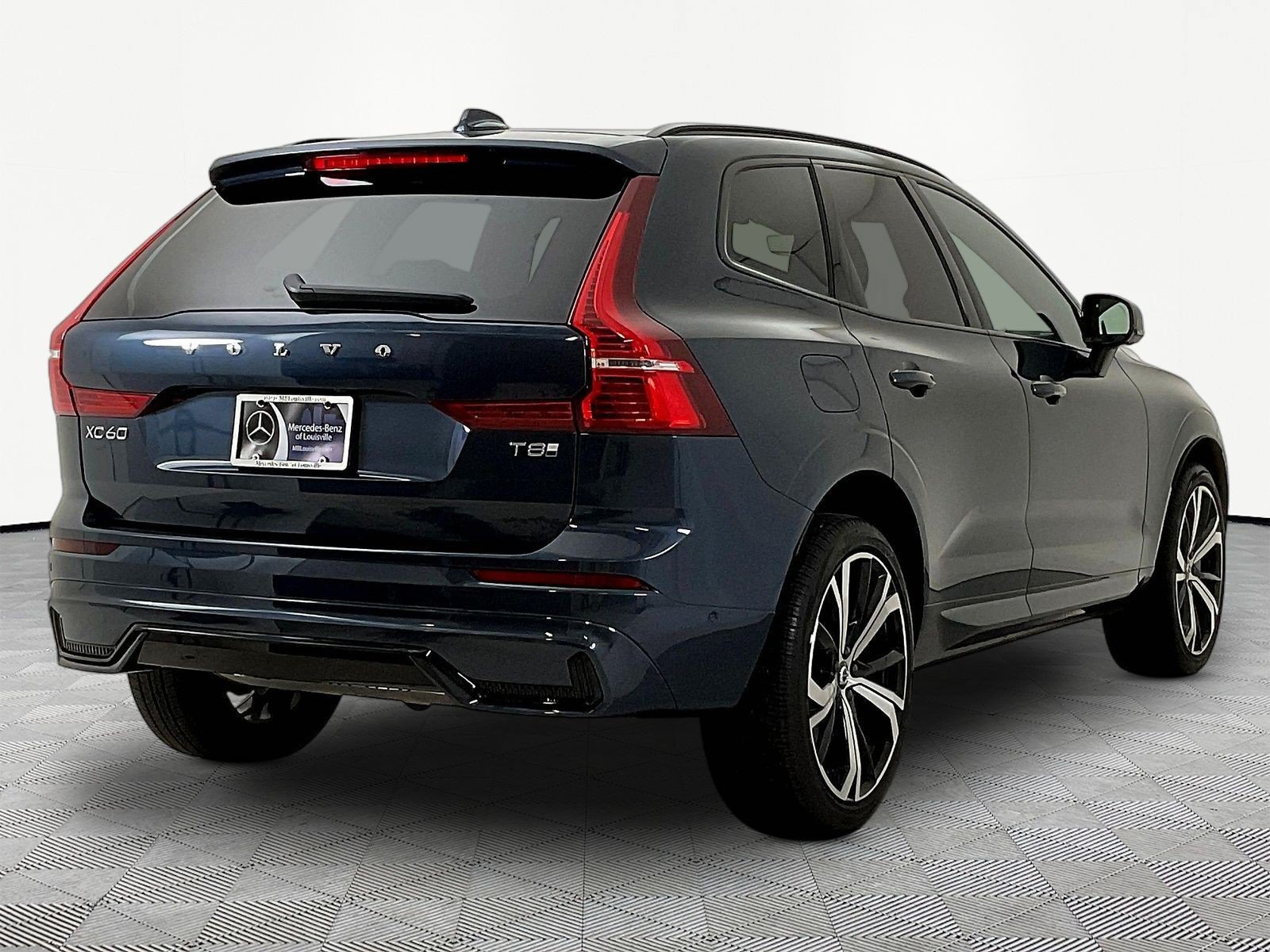 Used 2025 Volvo XC60 T8 Ultra w/ Climate Package AWD/4WD image 6