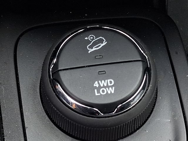 Used 2017 Jeep Cherokee Overland w/ Technology Group AWD/4WD image 18