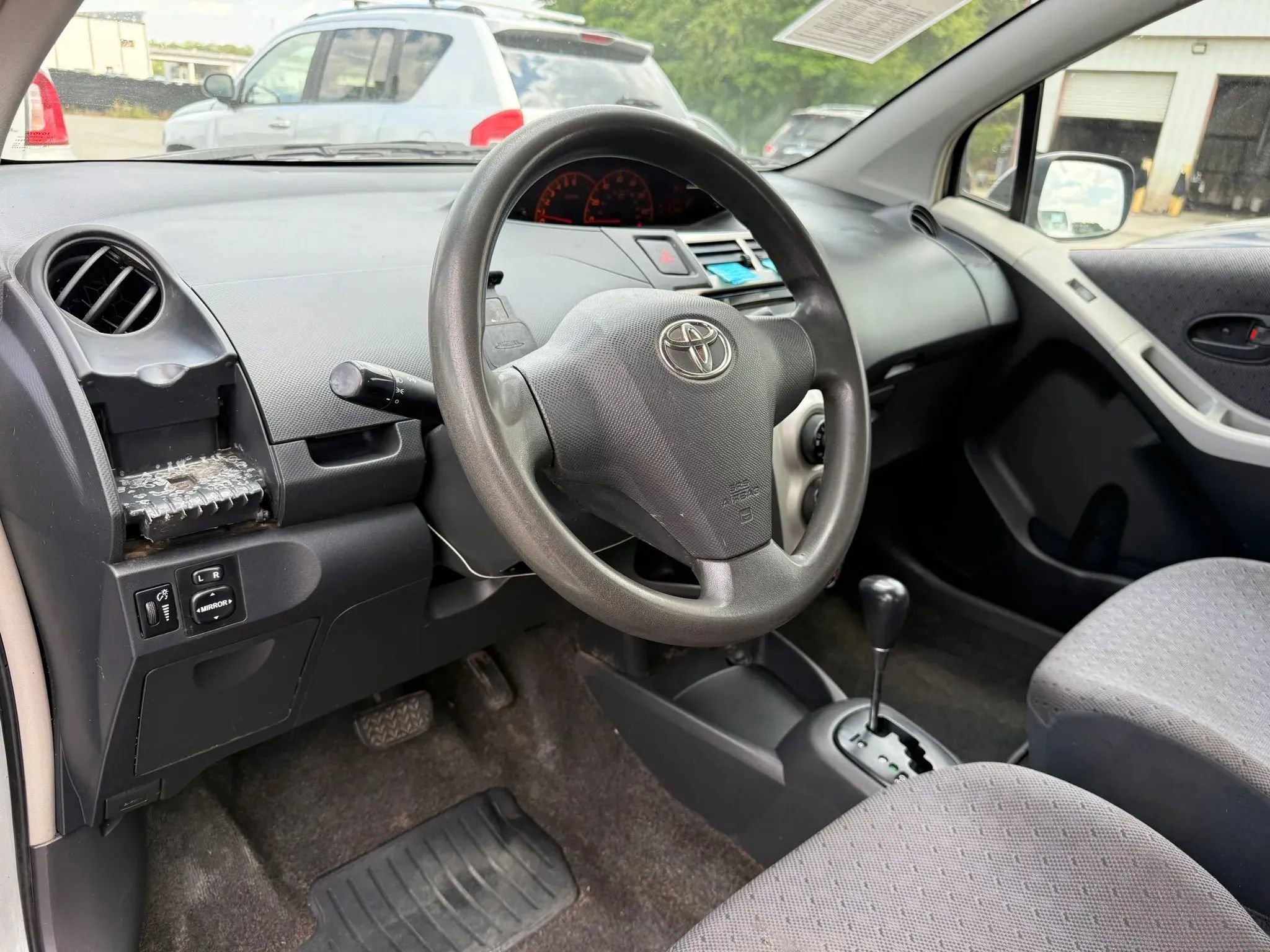 Used 2009 Toyota Yaris 2-Door Hatchback FWD image 17
