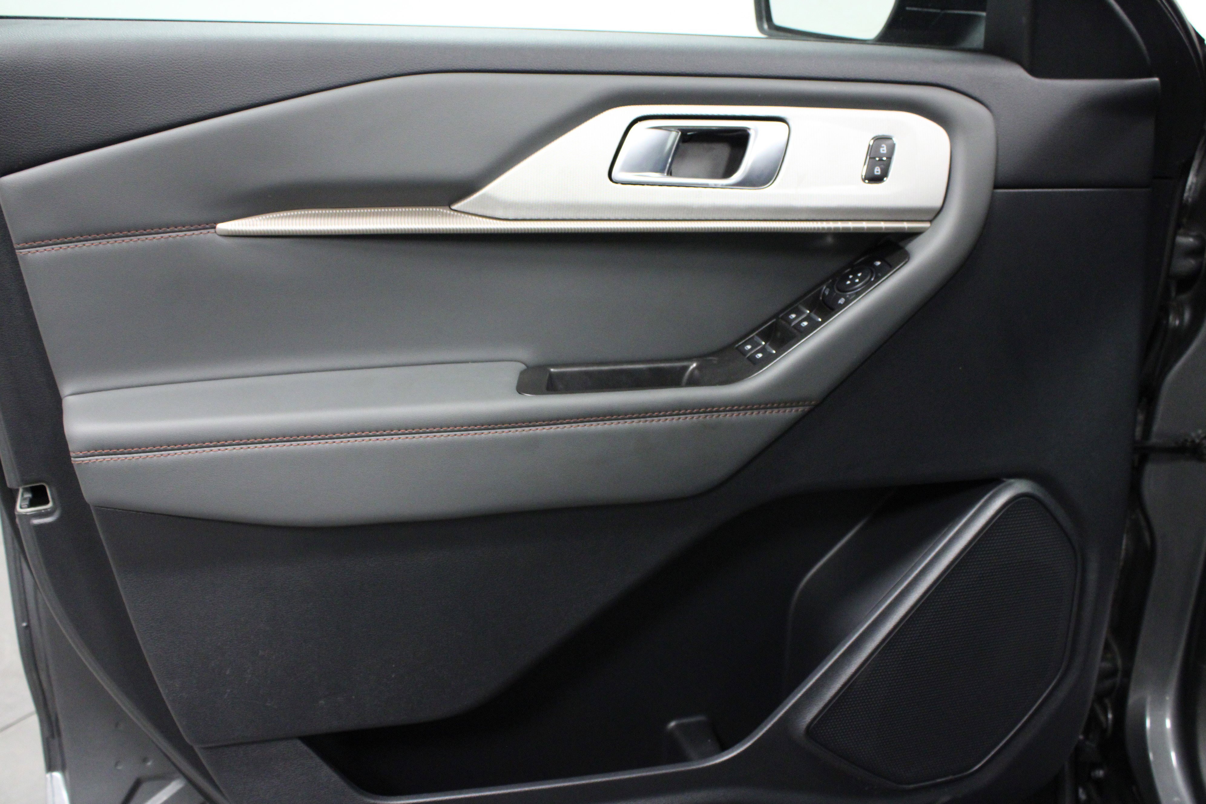 Used 2025 Ford Explorer Active w/ Active Comfort Package image 11