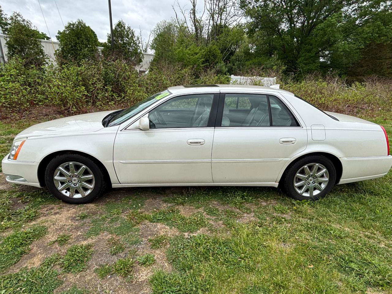 Used 2010 Cadillac DTS Premium w/ Driver Awareness Package FWD image 8