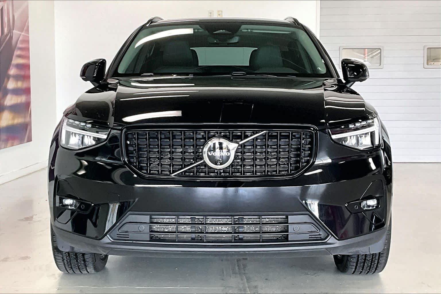 Used 2025 Volvo XC40 B5 Plus AWD/4WD image 6