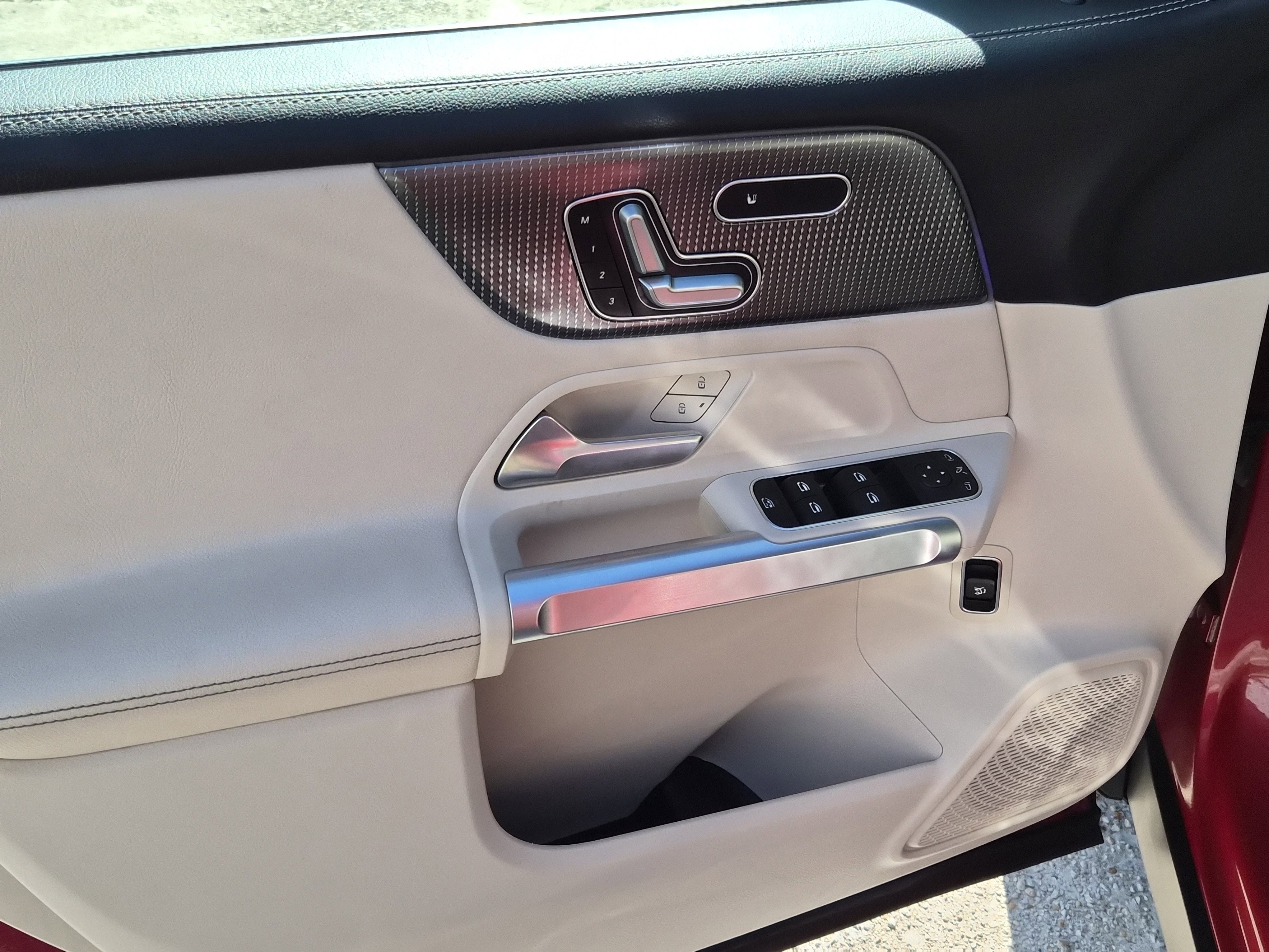 Used 2021 Mercedes-Benz GLB 250 4MATIC w/ Premium Package image 18