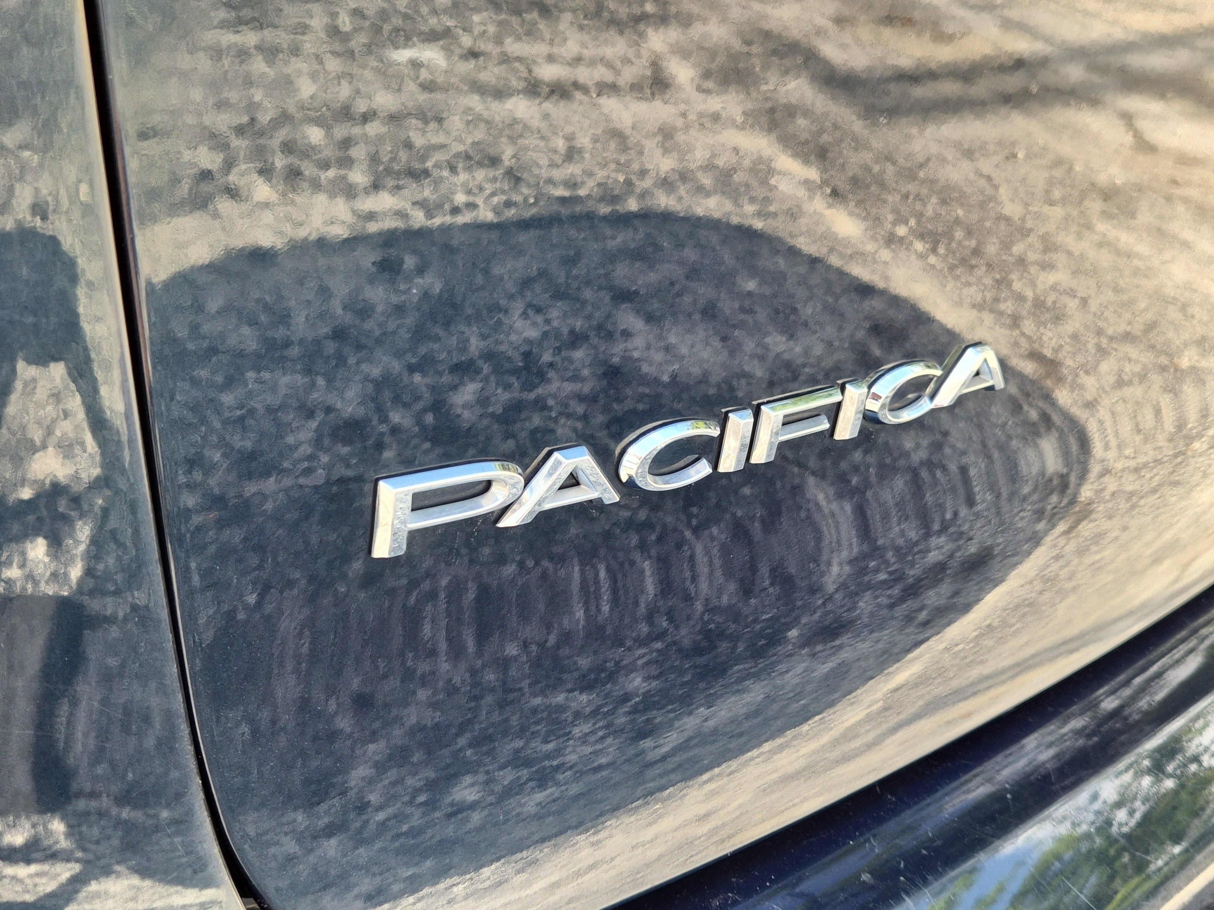 Used 2022 Chrysler Pacifica Touring-L image 7