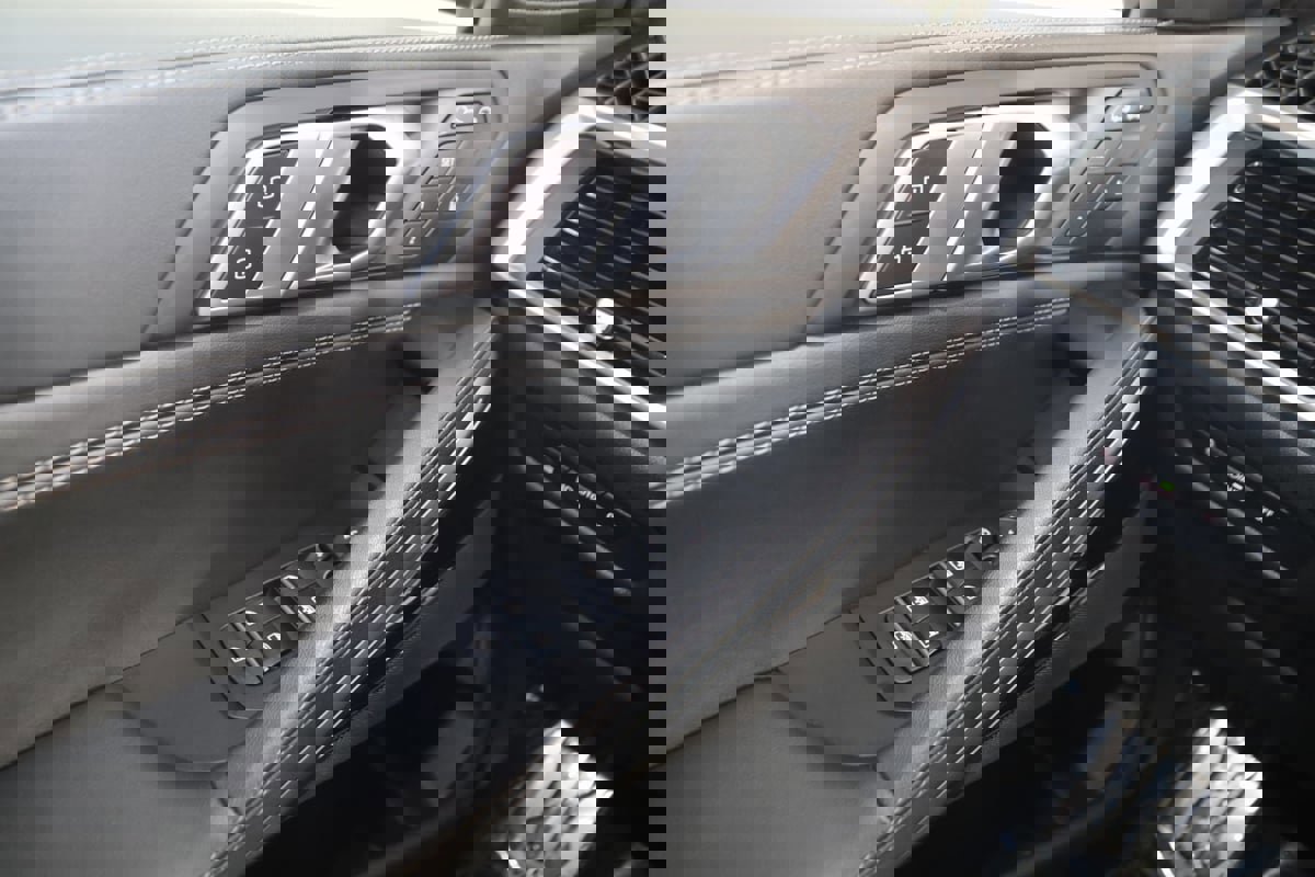 Used 2024 BMW X6 xDrive40i w/ Premium Package image 29