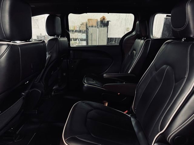 Used 2025 Chrysler Pacifica Limited image 22