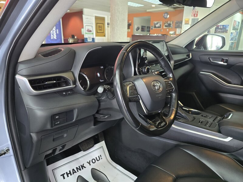 Used 2021 Toyota Highlander XLE image 8