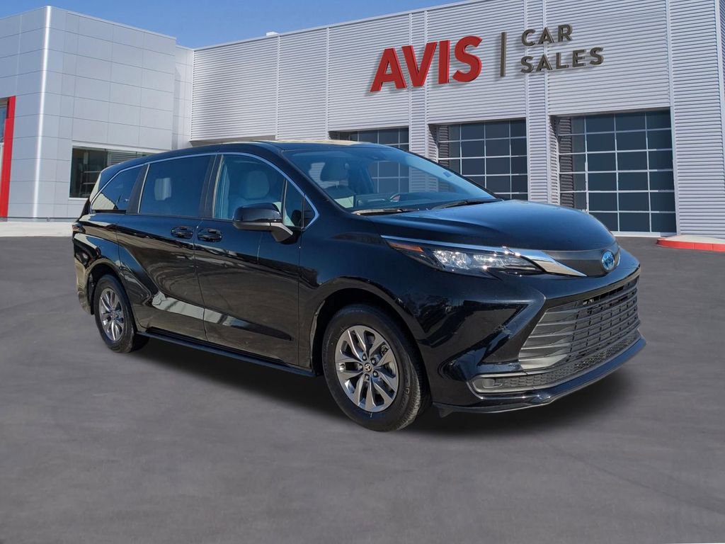 Used 2025 Toyota Sienna LE image 3