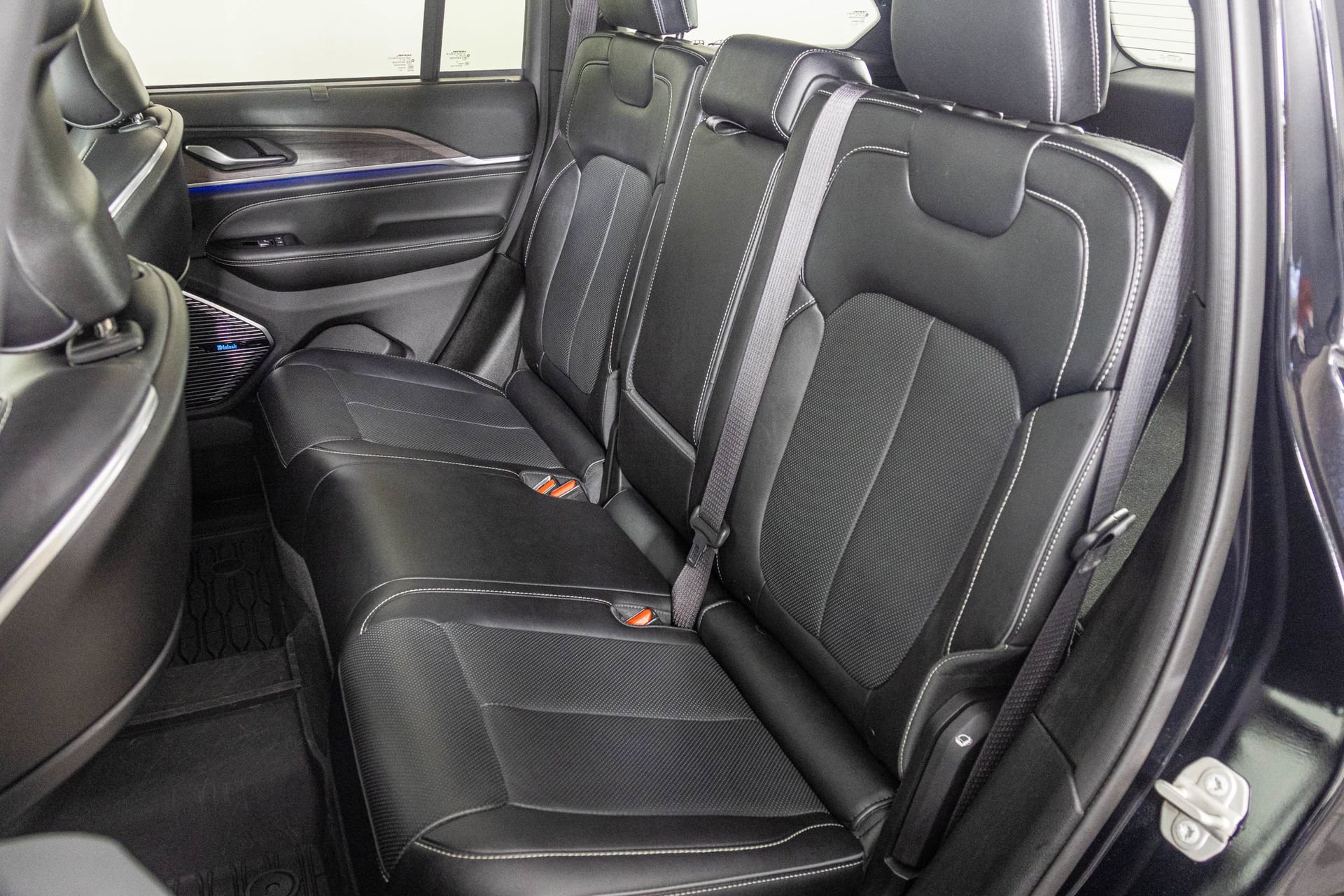 Used 2024 Jeep Grand Cherokee Overland w/ Luxury Tech Group IV image 41