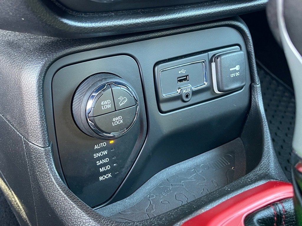 Used 2016 Jeep Renegade Trailhawk w/ Premium Trailhawk Package image 15