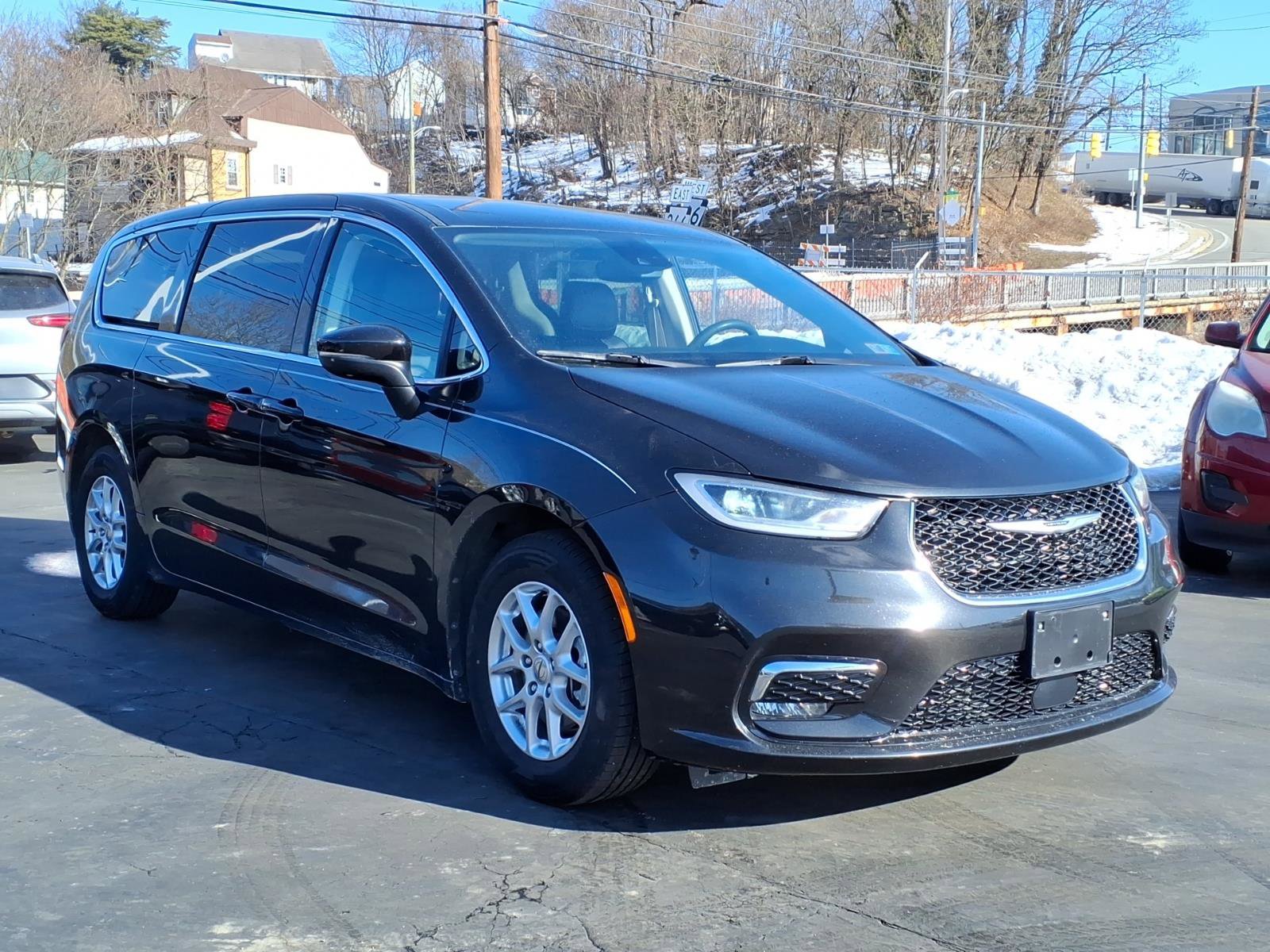 Used 2023 Chrysler Pacifica Touring-L image 5