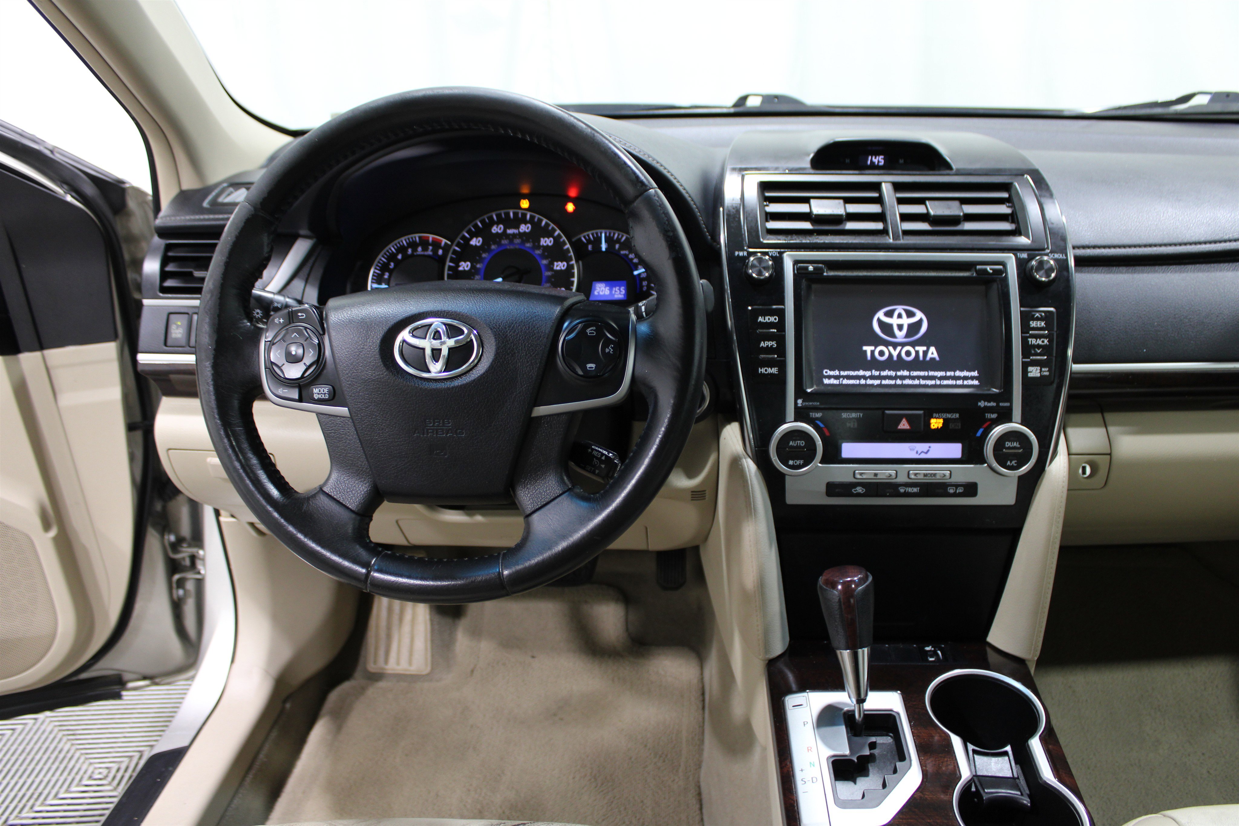 Used 2014 Toyota Camry SE image 2