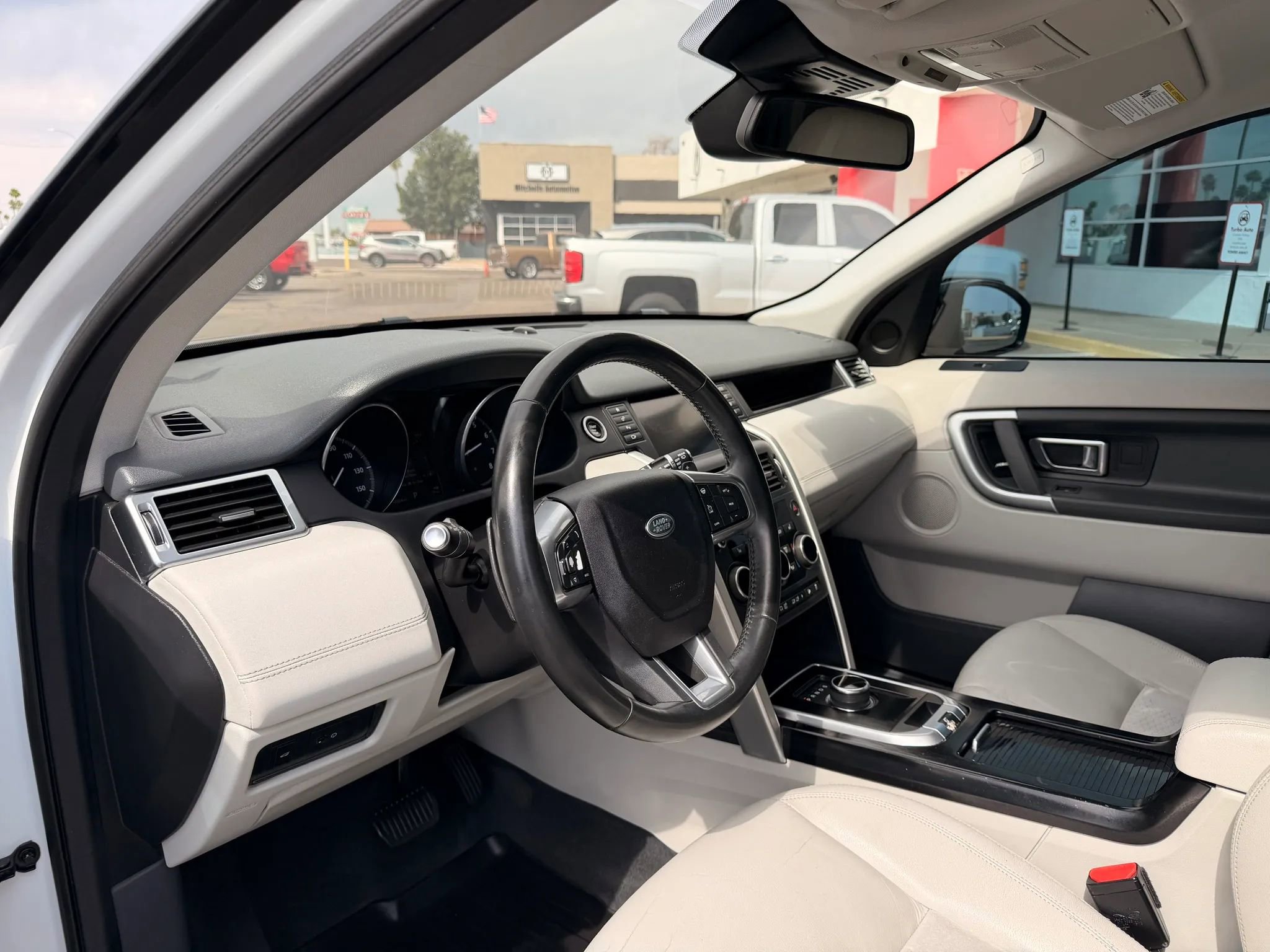 Used 2017 Land Rover Discovery Sport SE image 13