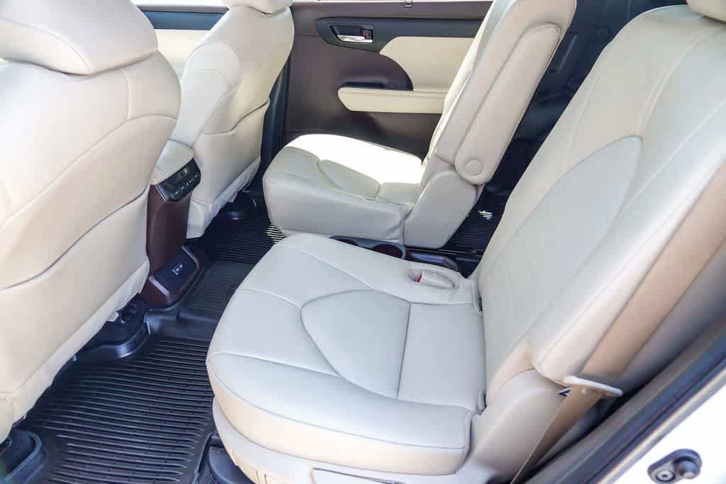Used 2022 Toyota Highlander XLE FWD image 17