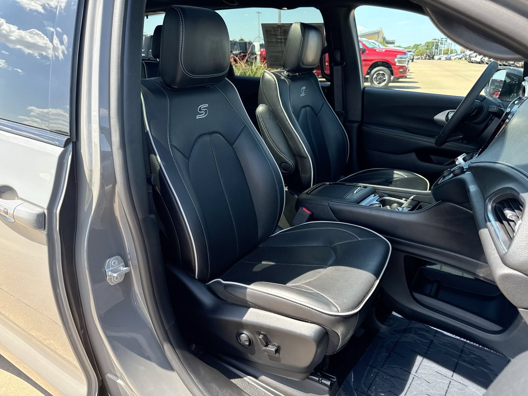 Used 2025 Chrysler Pacifica Limited FWD image 25