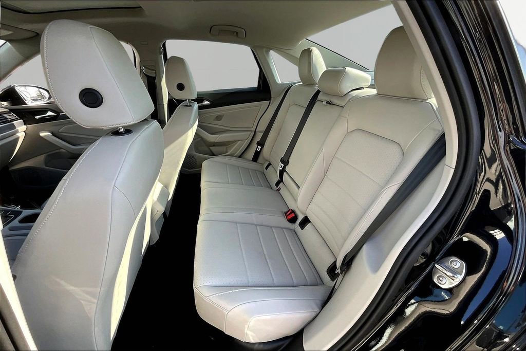 Used 2023 Volkswagen Jetta SE w/ Panoramic Sunroof Package image 22