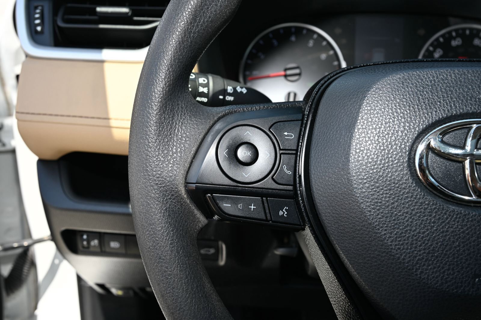 Used 2021 Toyota RAV4 XLE w/ Convenience Package FWD image 28