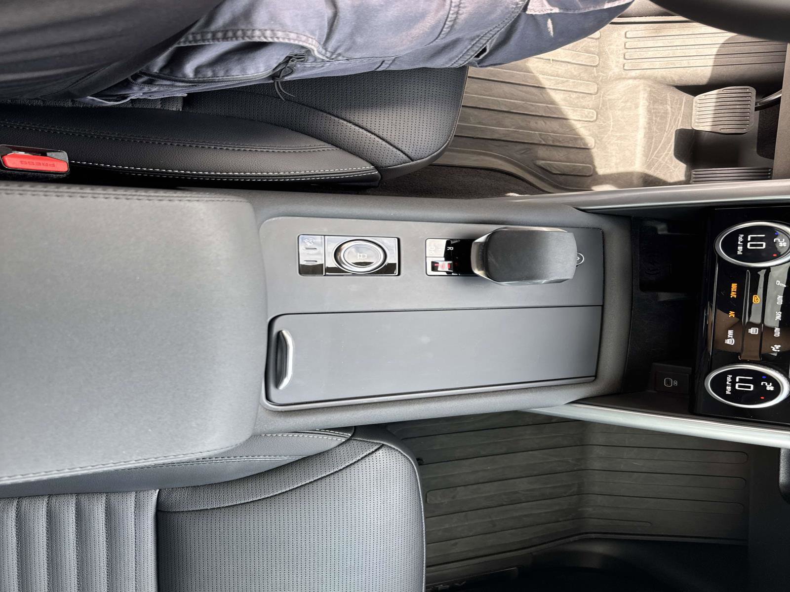 Certified 2025 Land Rover Discovery S image 27